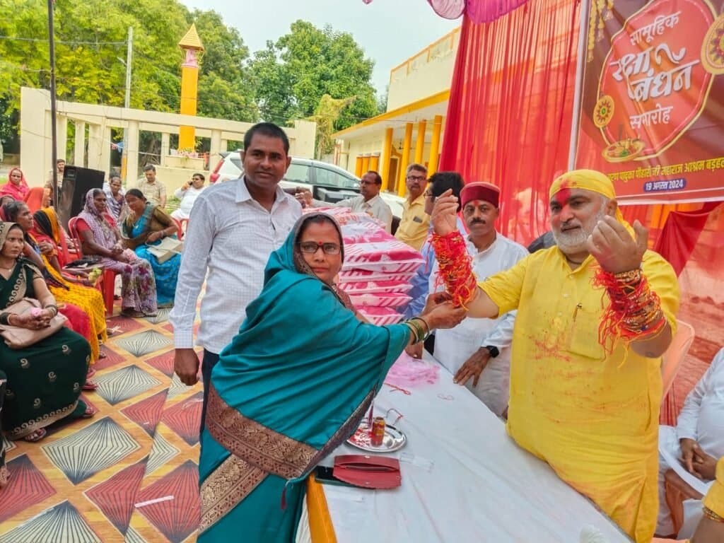 सैकड़ों महिलाओं ने विधायक राजेश त्रिपाठी को बाँधी राखी