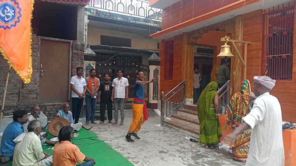 त्रिवार्षिक डीहराजा पूजा उत्सव में मन्दिर पर नृत्य करते कलाकार