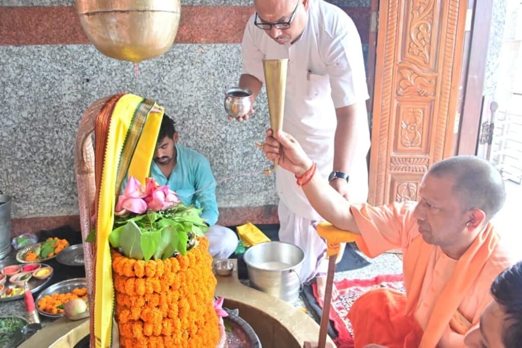 रुद्राभिषेक कर सीएम योगी ने की लोक मंगल की कामना