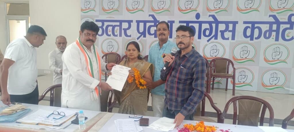 कांग्रेसियों ने पूर्व प्रत्याशी पूनम आजाद को चेयरमैन बनने पर दिया बधाई