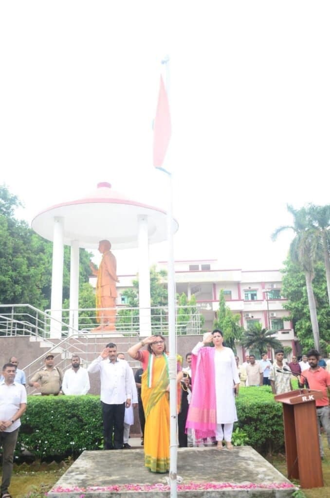 हर्षोल्लास से मनाया गया 78 वा स्वतंत्रता पर्व, कुलपति ने किया ध्वजारोहण