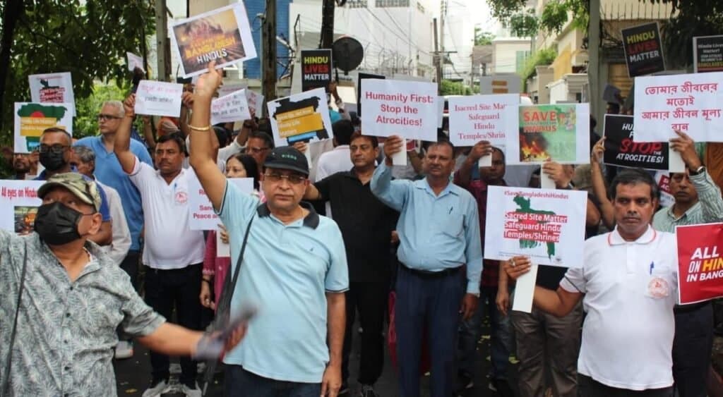थाईलैंड में बंग्लादेश दूतावास के सामने भारतियों का प्रदर्शन