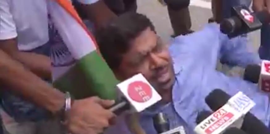 हमे आगे नहीं जाने दिया जा रहा