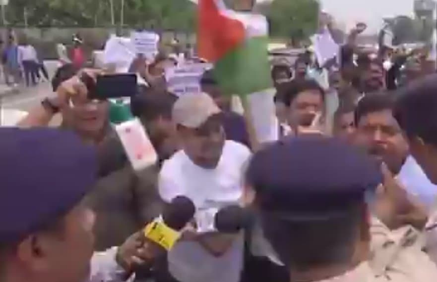 बीपीएससी टीआरई-3 के छात्रों ने विभिन्न मांगों को लेकर विरोध प्रदर्शन किया। इस दौरान पुलिस ने लाठीचार्ज किया