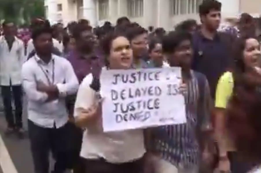 कोलकाता के आरजी कर मेडिकल कॉलेज एवं अस्पताल में पीजी ट्रेनी महिला डॉक्टर के साथ बलात्कार-हत्या मामले के खिलाफ AIIMS के डॉक्टरों ने विरोध प्रदर्शन किया।