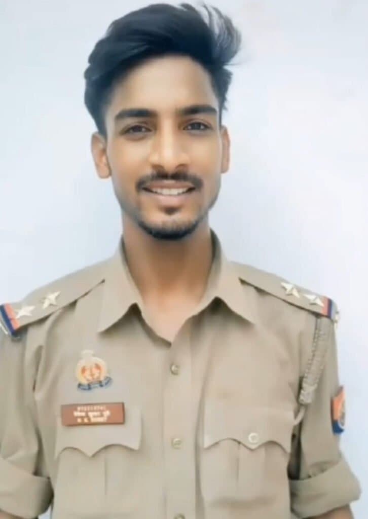 यूपी पुलिस की वर्दी का उड़ाया जा रहा है मजाक