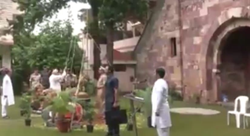 आरएसएस प्रमुख मोहन भागवत ने 78वें स्वतंत्रता दिवस के अवसर पर आरएसएस मुख्यालय पर राष्ट्रीय ध्वज फहराया।
