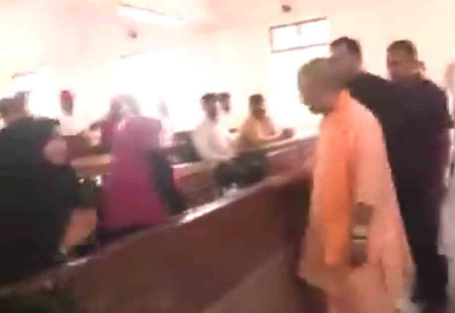 उत्तर प्रदेश के मुख्यमंत्री योगी आदित्यनाथ ने अयोध्या में रोजगार मेले में उपस्थित लोगों से मुलाकात की और उनसे बातचीत की