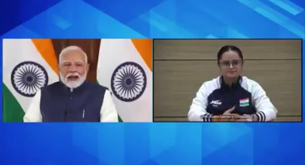 प्रधानमंत्री नरेंद्र मोदी ने पेरिस पैरालिंपिक 2024 में भाग लेने वाले भारतीय दल से बातचीत करते हुए पैरा शूटर अवनि लेखरा से बातचीत की