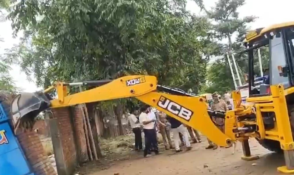 अरविंद यादव के कोल्ड स्टोरेज की बाउंड्री पर चला बुलडोजर