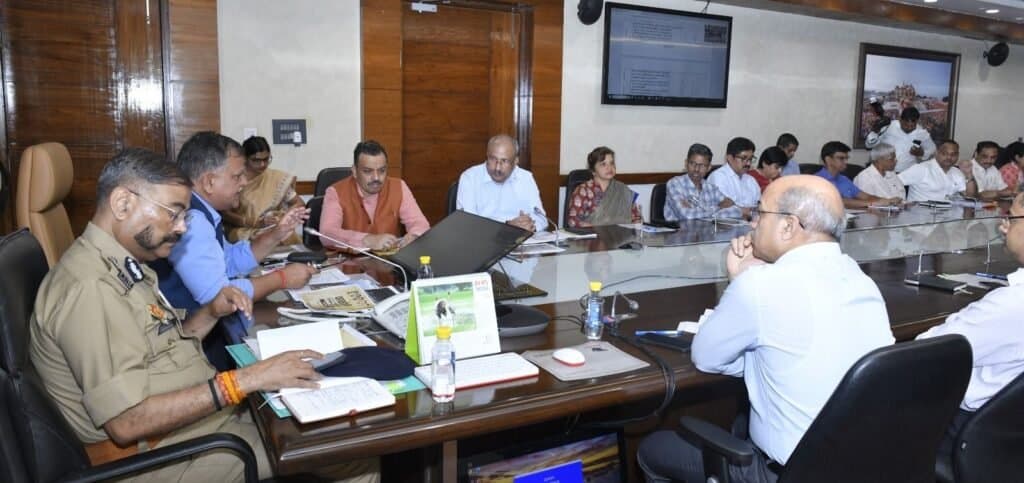 प्रदेश भर के DM और कमिश्नर के साथ वीडियो कॉन्फ्रेंसिंग