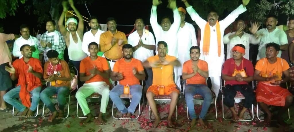 कांवरिया भक्तों तिलक लगाकर और पुष्प वर्षा कर किया स्वागत अभिनंदन,शत्रुघ्न कसौधन