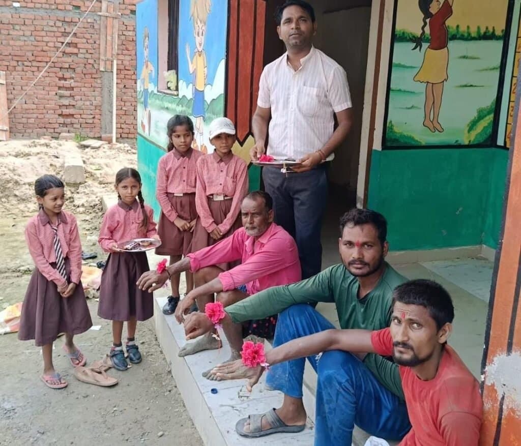बच्चियों ने मजदूरों को बांधी इको फ्रेंडली राखी