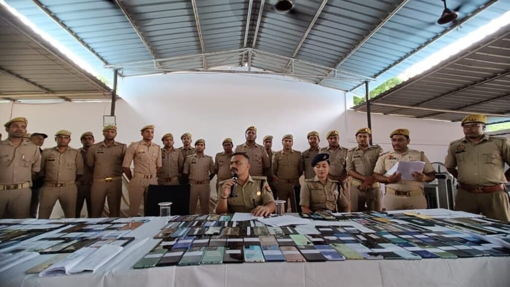 गोरखपुर पुलिस ने 43 लाख के 267 मोबाइल, मोबाइल धारकों को किया वापस