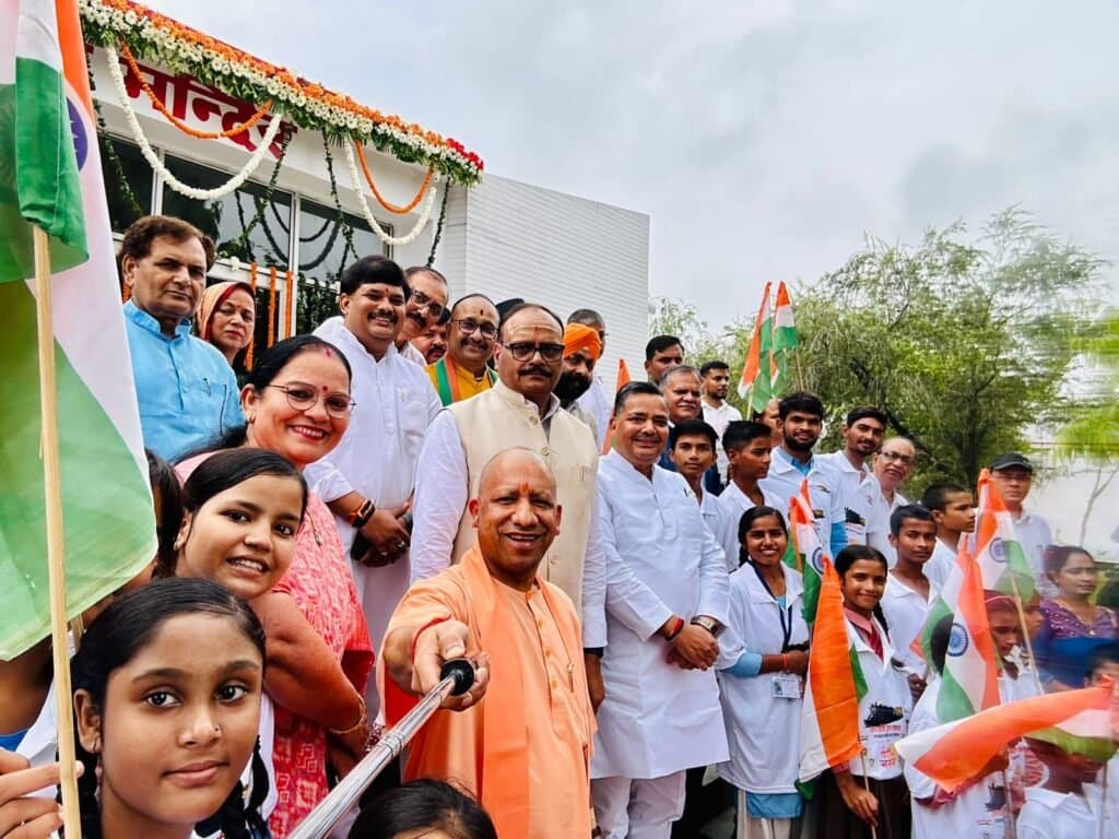 लखनऊ काकोरी एक्शन शताब्दी समारोह में मुख्यमंत्री आदित्यनाथ ने नेताओं के साथ सेल्फी ली