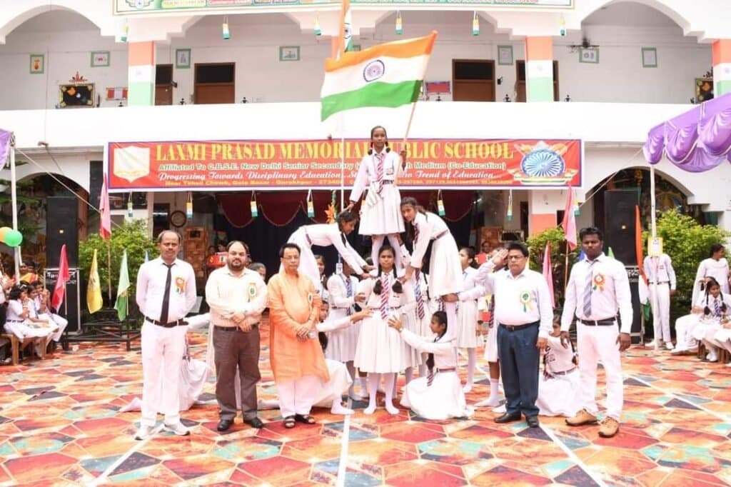 एल पीएम स्कूल पर मना आजादी का 78 वां महापर्व देश को अखंड व अक्षुण रखने का लिया गया संकल्प