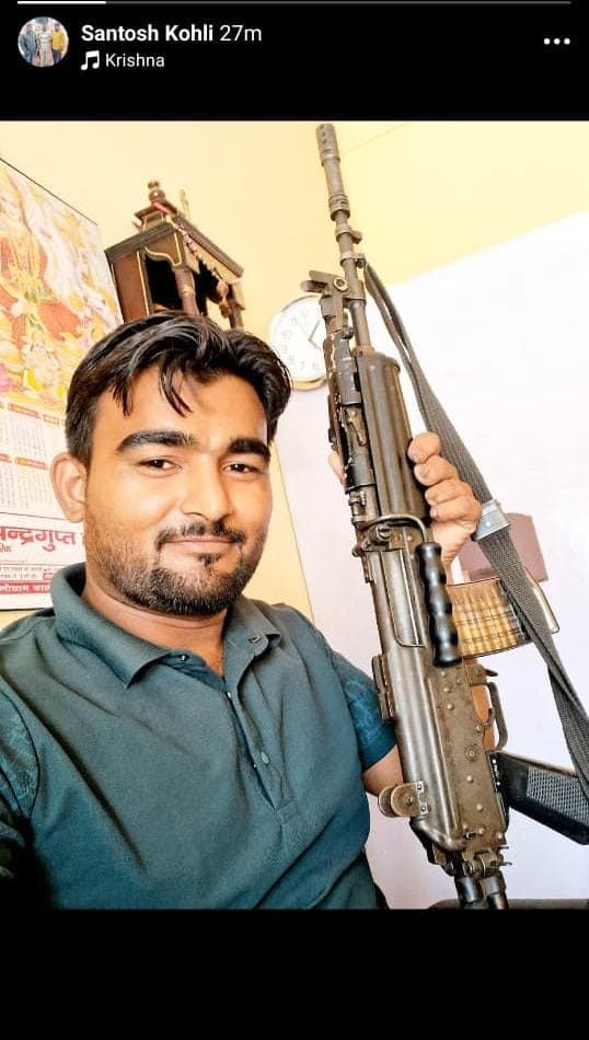 पुलिस की सरकारी एसएलआर के साथ युवक का फोटो वायरल