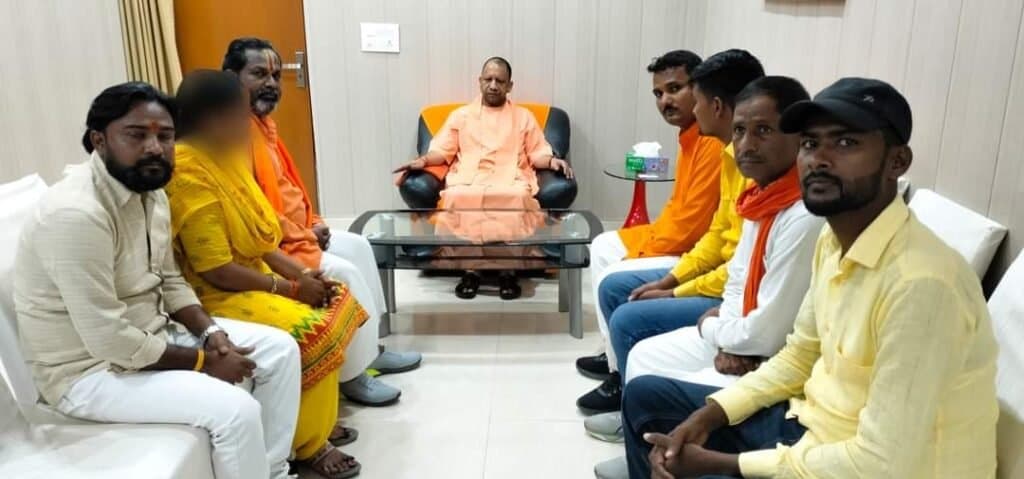 आज श्री अयोध्या धाम में सीएम योगी से भदरसा क्षेत्र की नाबालिग पीड़िता प्रकरण के विषय में एक सामाजिक प्रतिनिधिमंडल ने भेंट की