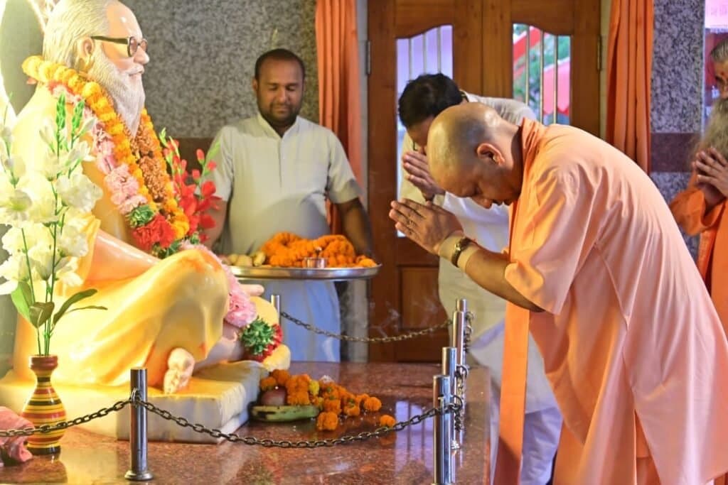 मुख्यमंत्री योगी आदित्यनाथ गोरखनाथ मंदिर पहुंचे गोरखनाथ बाबा का लिए आशीर्वाद