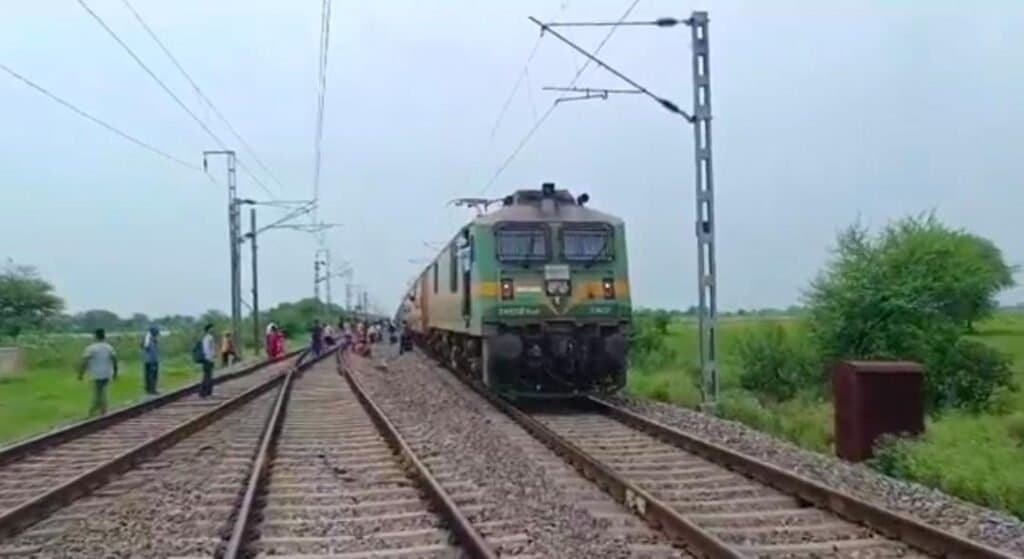 बरौनी स्पेशल 04137 बरौनी एक्सप्रेस में उठा धुआं
