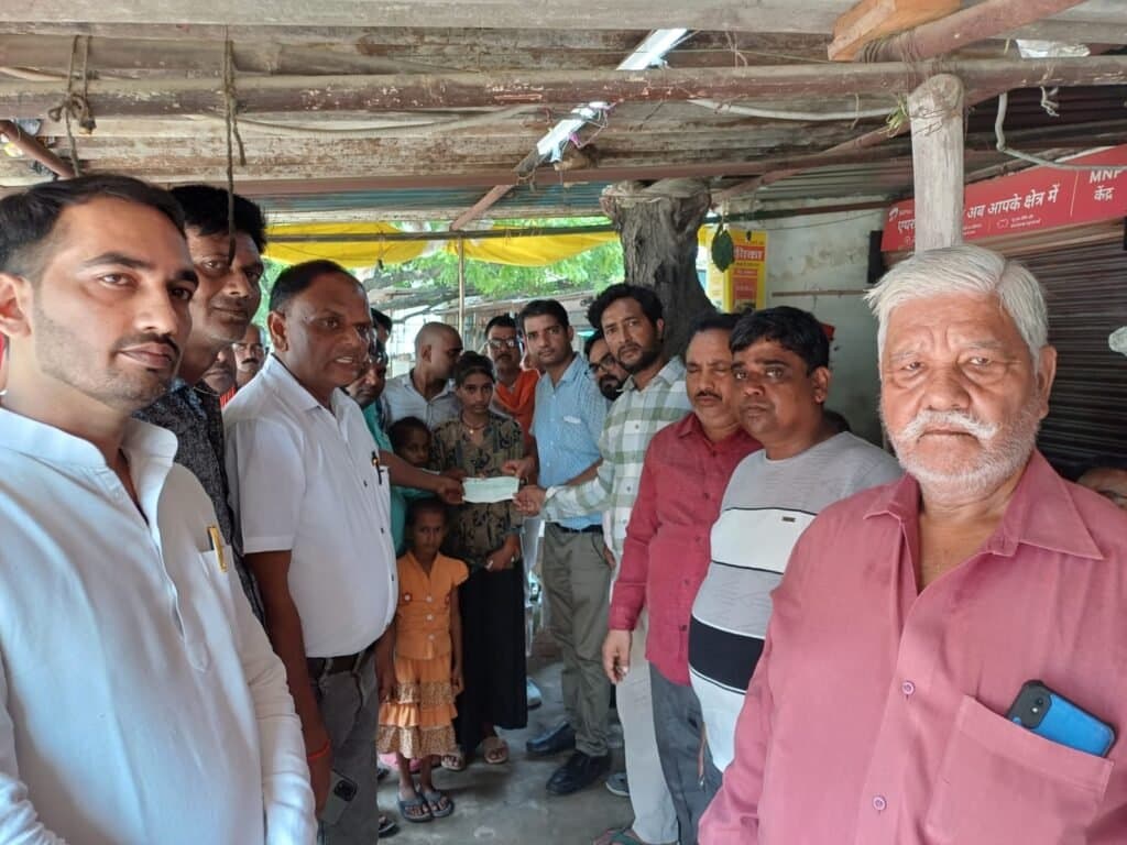 उनाई समाज ने अनाथ हुये बच्चों के नाम कराया 4.11 लाख की एफडी