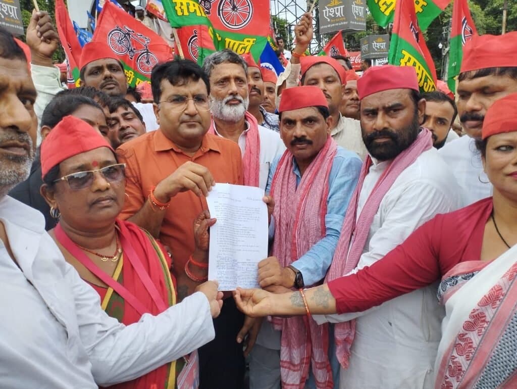 भारत बन्द के समर्थन में सपा के बेतियाहाता स्थित कार्यालय