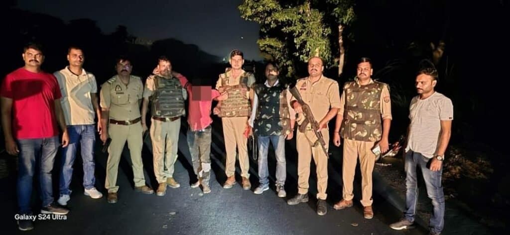 पडरौना कोतवाली थाना क्षेत्र के लम्हुआ शिव मन्दिर नहर पटरी के पास 25000 रुपये इनामिया