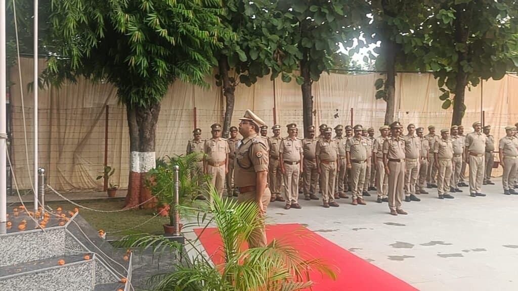 पुलिस लाइन क्वार्टर गार्ड पर एसएसपी ने किया ध्वजारोहण स्वतंत्रता संग्राम सेनानियों को किया सम्मानित