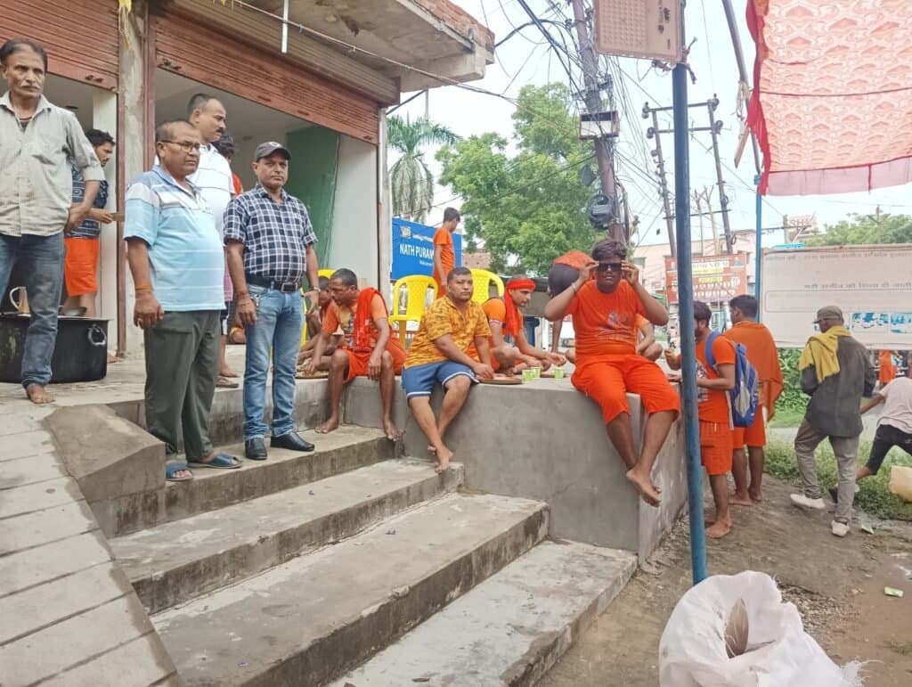 भोले के भक्तों को जंगल माता दिन वासियों ने कराया भोजन