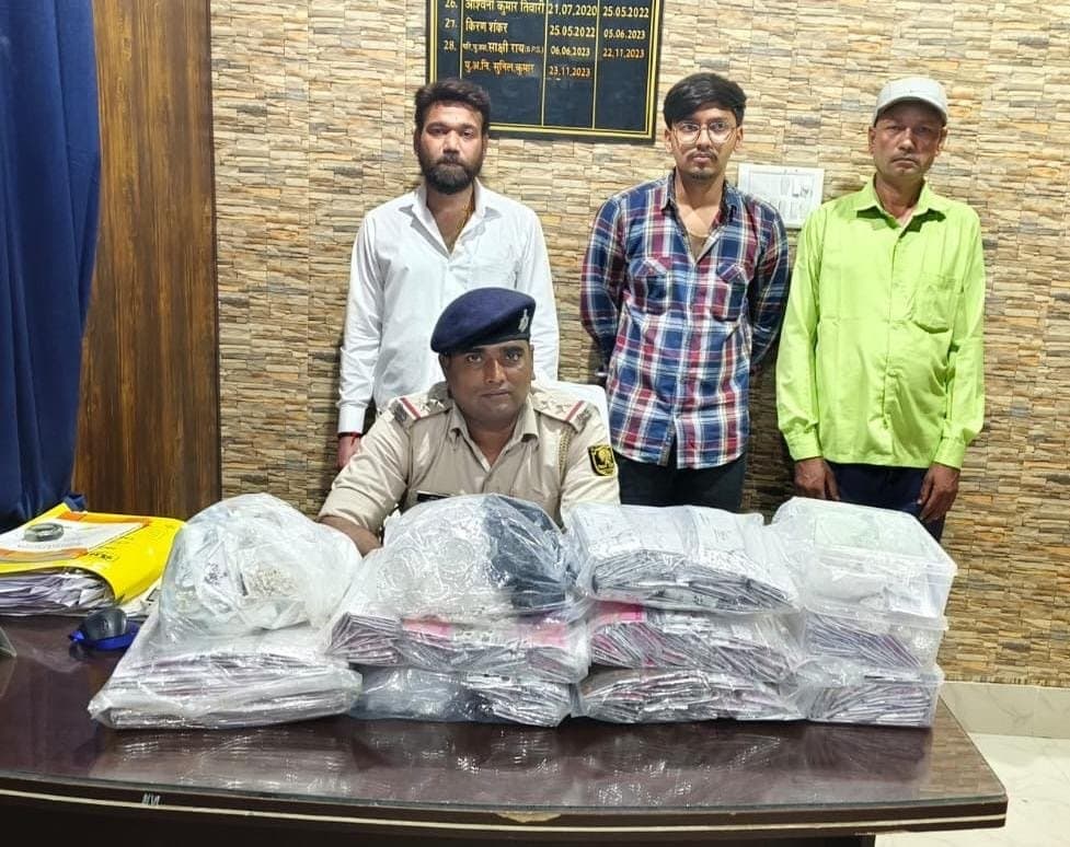 वाहन जांच के दौरान एक कार पर लदे 31 किलो चांदी बरामद
