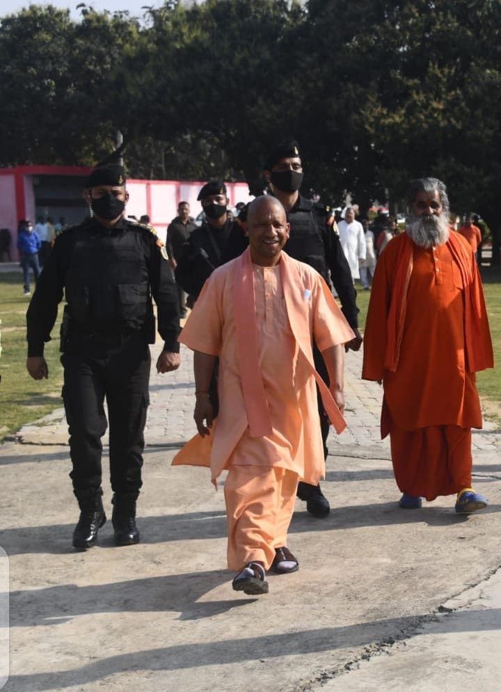 हल्की मुस्कुराहट के साथ मुख्यमंत्री योगी आदित्यनाथ की शानदार तस्वीर