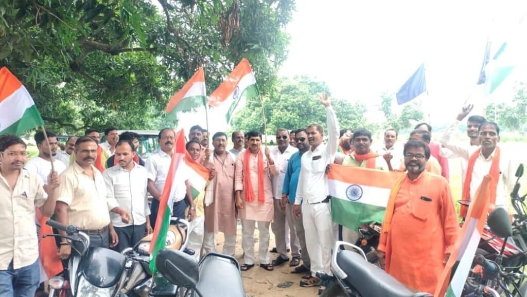 भाजपाइयों ने निकाली तिरंगा यात्रा
