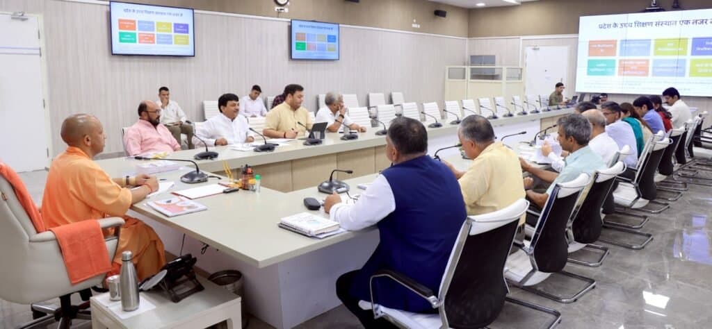 योगी आदित्यनाथ ने अपने सरकारी आवास पर नेशनल एजूकेशन पाॅलिसी को लागू किए जाने के सम्बंध में बैठक की
