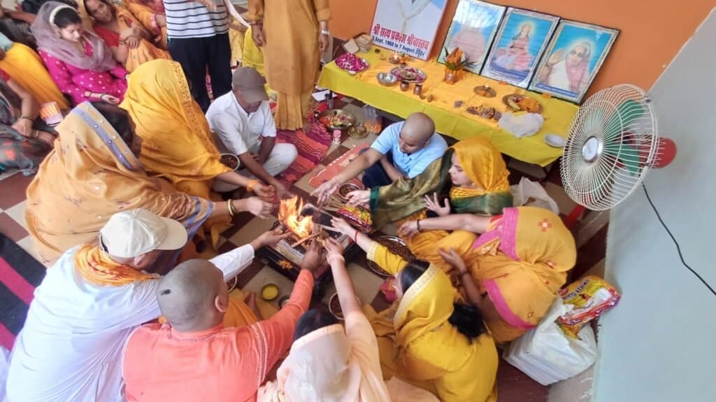 गायत्री मंत्र अनुष्ठान से की गई शांति-सद्गति हेतु प्रार्थना, दी श्रद्धांजलि