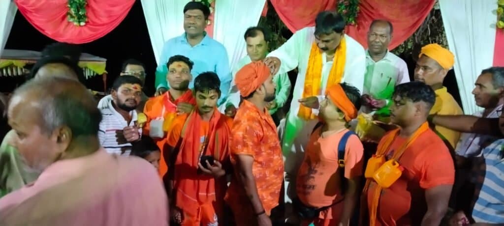 कांवड़िया भक्तों के ऊपर फूलों की वर्षा और तिलक लगाकर किया गया स्वागत