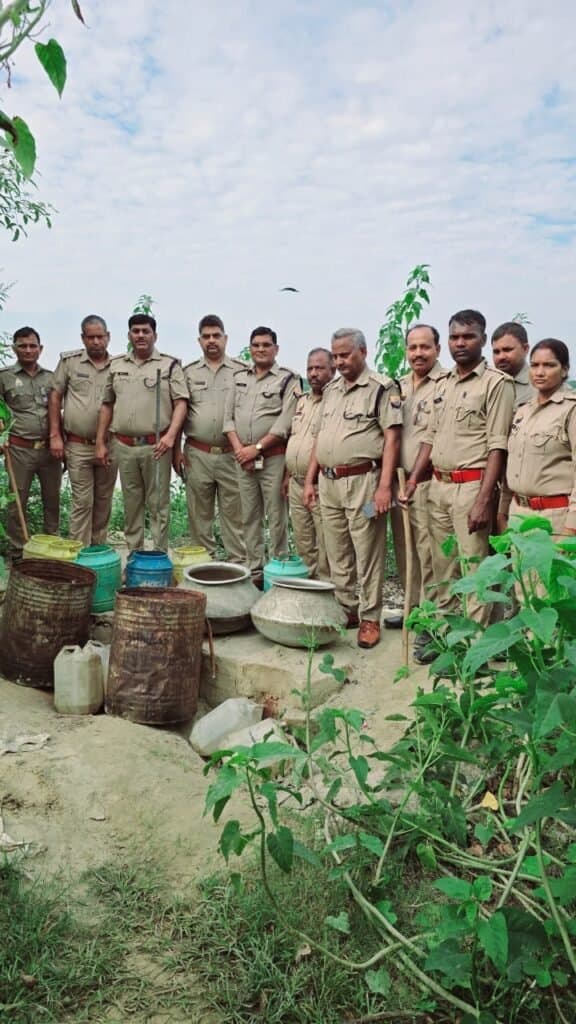 आबकारी विभाग की टीम ने अवैध कच्ची शराब के ठिकाने पर दी दबिश