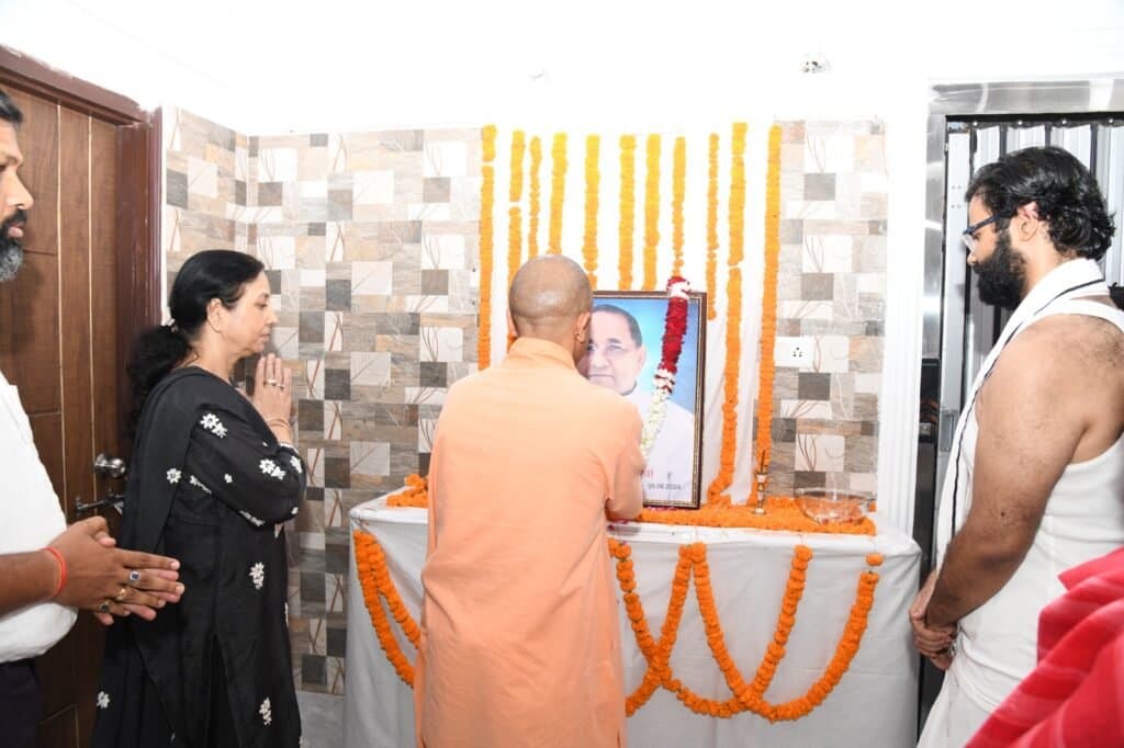 ईश्वर मिश्रा के आवास पर जाकर सीएम योगी ने दी श्रद्धांजलि