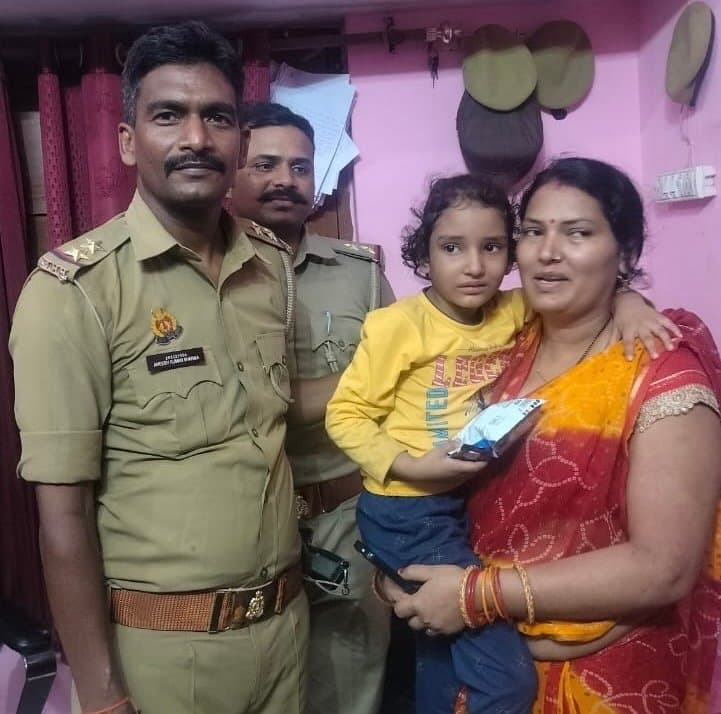 गोरखपुर घर से गायब हुई बच्ची को 1 घंटे के अंदर पुलिस की टीम ने उसके परिवार जनों को सुपुर्द किया