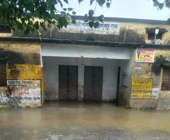 साधन सहकारी समिति के गोदाम में पानी भर जाने से खाद हुई खराब