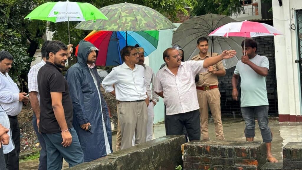 नगर आयुक्त व महापौर शहर में भ्रमण शील रहकर जल निकासी पंपों से कराया