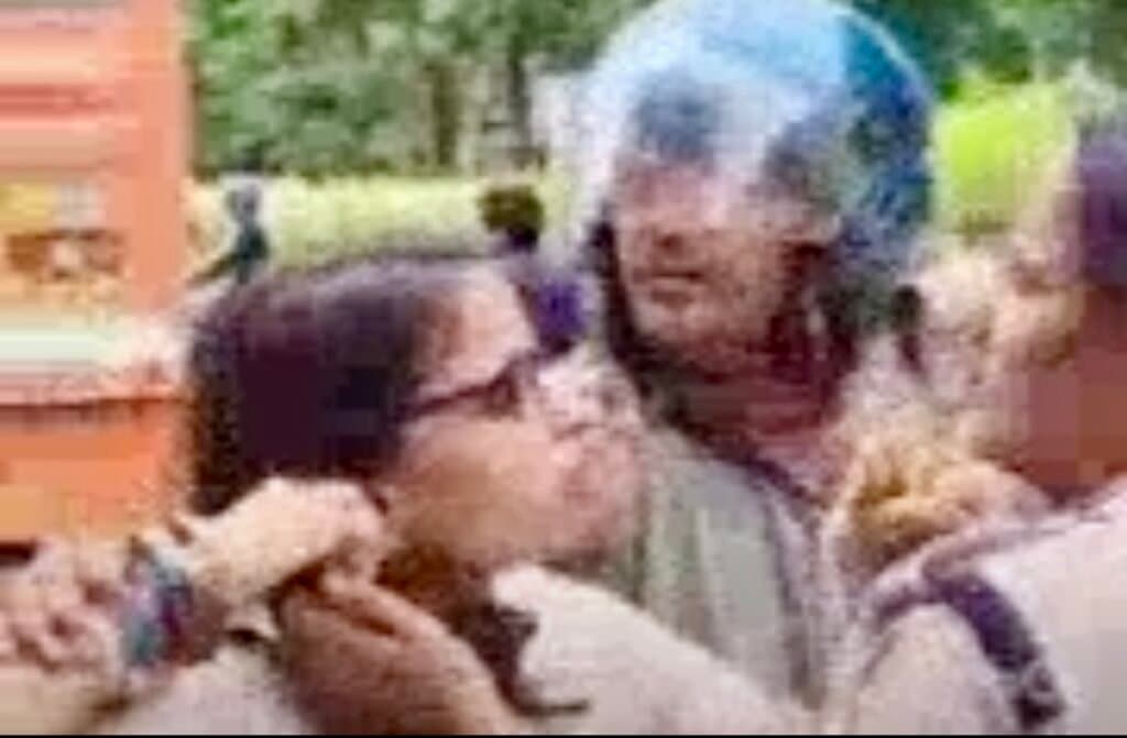 सहारनपुर महिला ने आरपीएफ महिला सिपाही को जमकर पीटा।