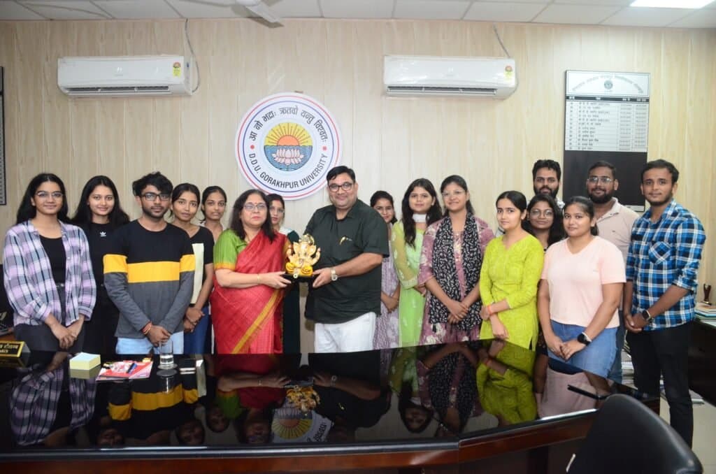 कुलपति के एक वर्ष के कार्यकाल पूर्ण होने पर अंग्रेज़ी विभाग के विद्यार्थियों ने दी बधाई, ज्ञापित किया आभार