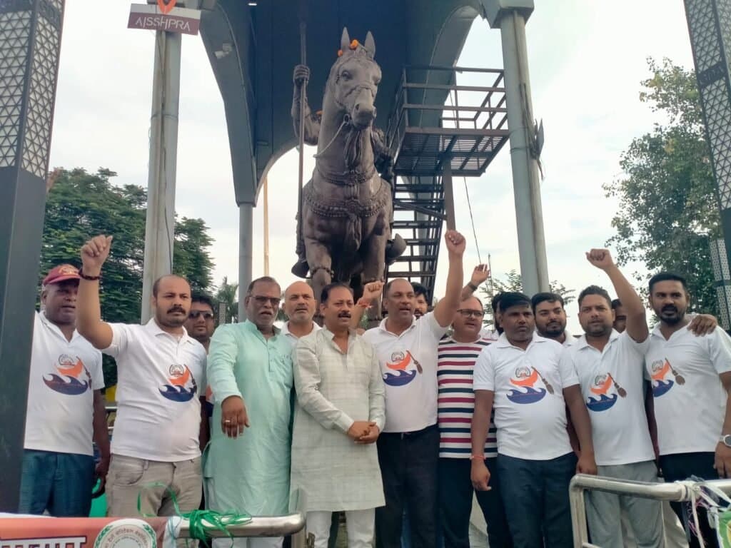 स्वच्छता अभियान चलाकर वीर शिरोमणि महाराणा प्रताप की प्रतिमा की हुई सफाई