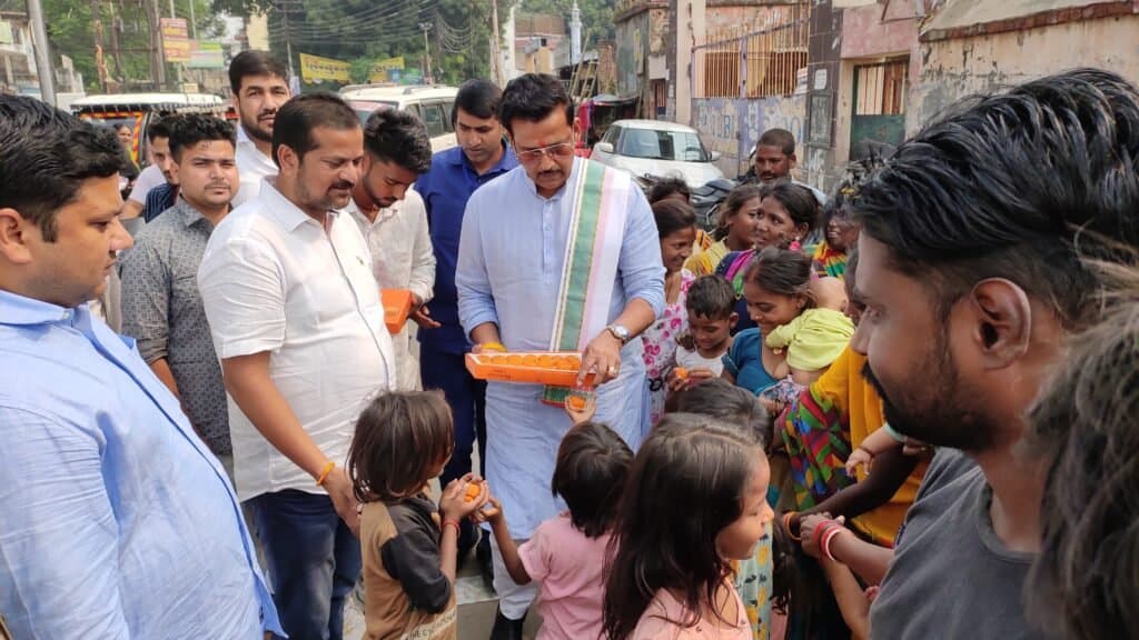 सांसद रवि किशन ने बच्चों संग मनाई दीपावली, मिठाई बाँटकर बांटी खुशियाँ