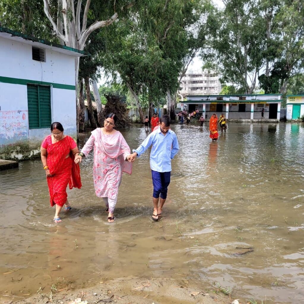 बेसिक शिक्षा विभाग और ग्राम सभा की लापरवाही