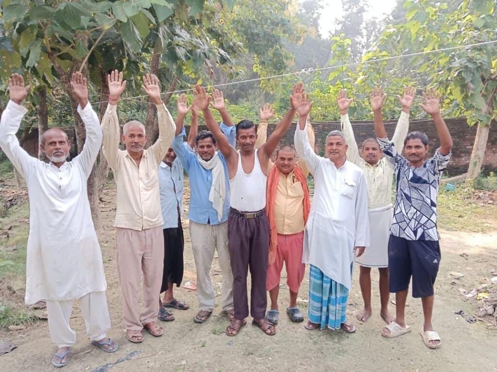 बंदरों के आतंक से परेशान ग्रामीणों ने किया प्रदर्शन