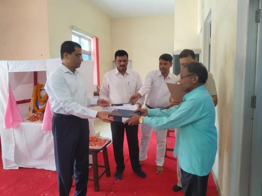 एडीजी जोन कार्यालय पर महात्मा गांधी व लाल बहादुर शास्त्री को किया गया पुष्पांजलि अर्पित