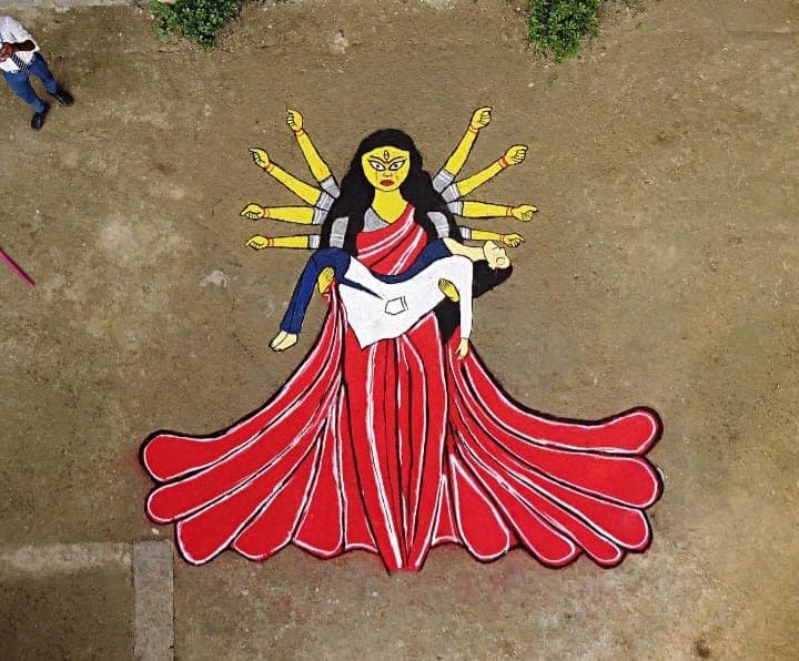 कोलकाता रेप/मर्डर थीम पर उकेरी मां दुर्गा की कलाकृति.
