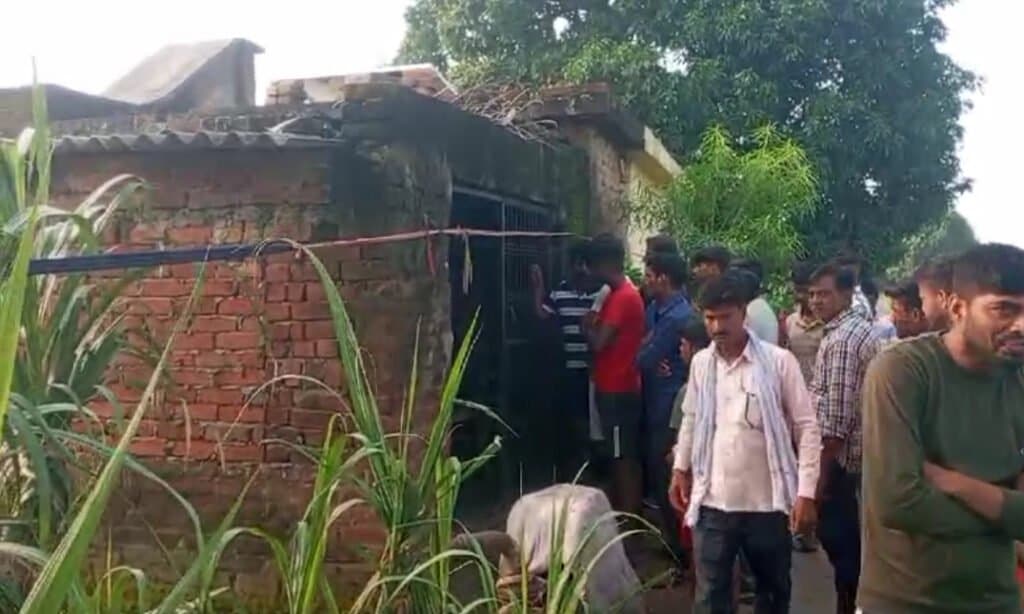 संदिग्ध परिस्थितियों में फंदे से लटकती मिला एक युवक की लाश, क्षेत्र में फैली सनसनी