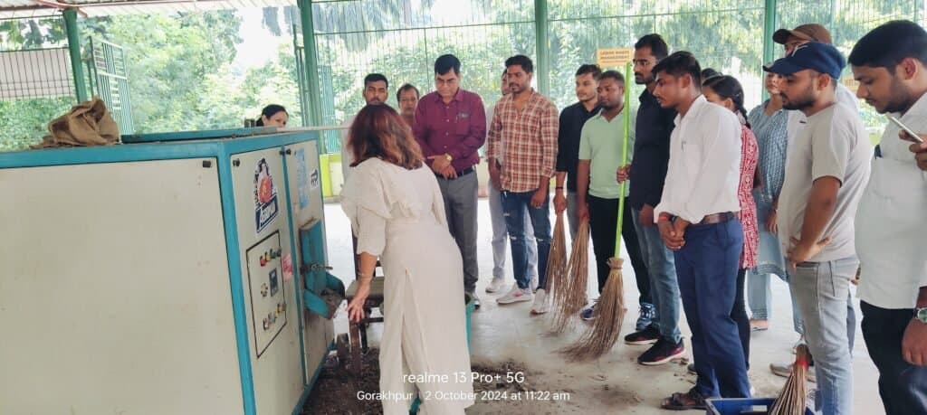 NSS स्वयंसेवकों ने जीरो वेस्ट सेंटर की समझी प्रक्रिया तथा किया श्रमदान।
